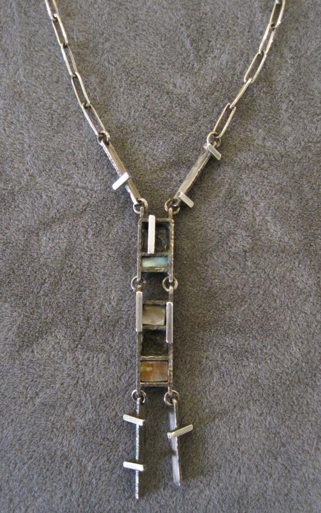 Constructive pendant with chain Piria, María Olga