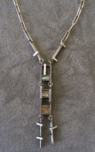 [10051] Constructive pendant with chain